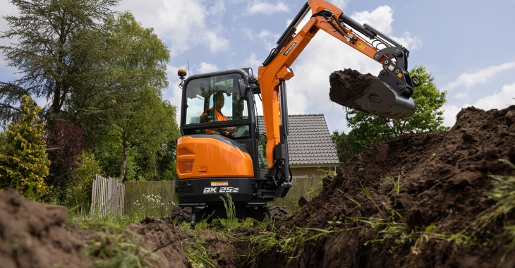 Develon wprowadza do sprzedaży nową minikoparkę DX25Z-7. W ofercie pojawiła się także ulepszona wersja modelu DX27Z-7 Develon wprowadza do sprzedaży nową minikoparkę DX25Z-7. W ofercie pojawiła się także ulepszona wersja modelu DX27Z-7