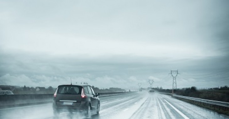 Aquaplaning – czym jest i jak mu zapobiegać? Aquaplaning – czym jest i jak mu zapobiegać?