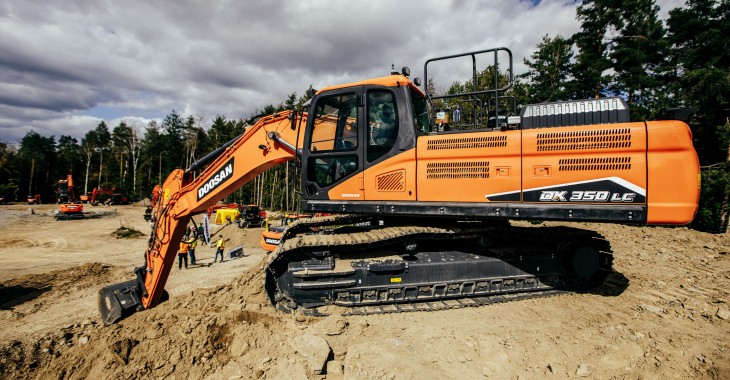 Nowa koparka DX350LC-7 zgodna z normą Stage V z technologią D-ECOPOWER Nowa koparka DX350LC-7 zgodna z normą Stage V z technologią D-ECOPOWER