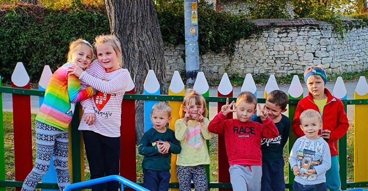 Stowarzyszenie Wykuwamy Przyszłość w Choruli właśnie zakończyło realizację pierwszego etapu projektu „Bezpieczny plac zabaw”