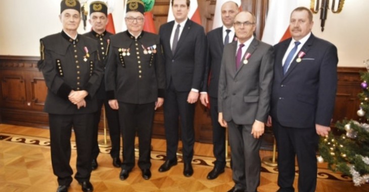 Pracownicy Cementowni „Warta” S.A ze Złotymi Medalami za Długoletnią Służbę Pracownicy Cementowni „Warta” S.A ze Złotymi Medalami za Długoletnią Służbę