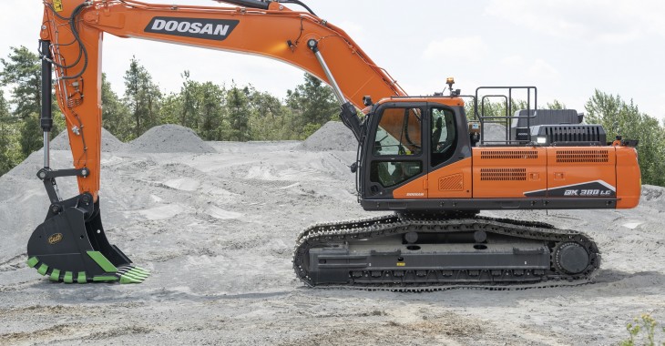 Nowy 40-tonowy model DX380LC-7 firmy Doosan Nowy 40-tonowy model DX380LC-7 firmy Doosan