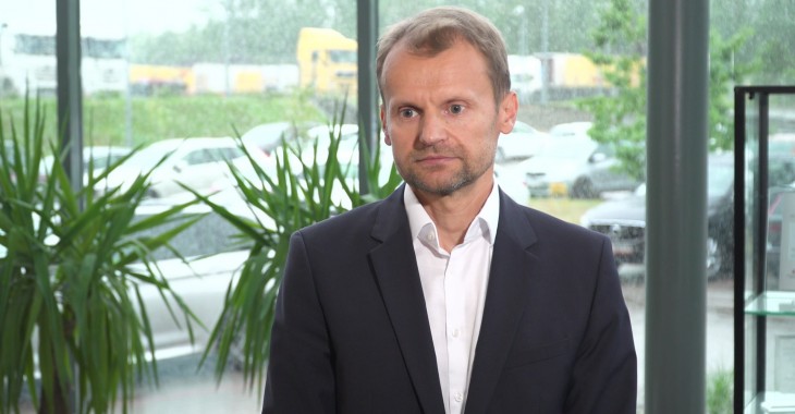 Biznes coraz chętniej inwestuje w energię ze słońca. Własne mikroelektrownie powoli stają się rynkowym standardem Biznes coraz chętniej inwestuje w energię ze słońca. Własne mikroelektrownie powoli stają się rynkowym standardem