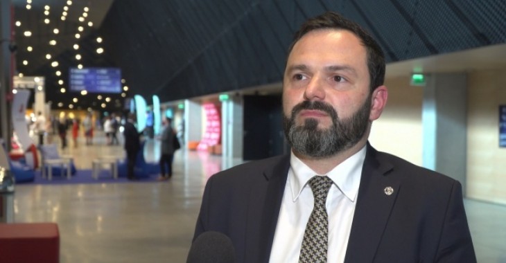 Duże zmiany w energetyce wiatrowej. Turbiny staną bliżej zabudowań, a w Gdyni powstanie terminal do budowy farm morskich Duże zmiany w energetyce wiatrowej. Turbiny staną bliżej zabudowań, a w Gdyni powstanie terminal do budowy farm morskich