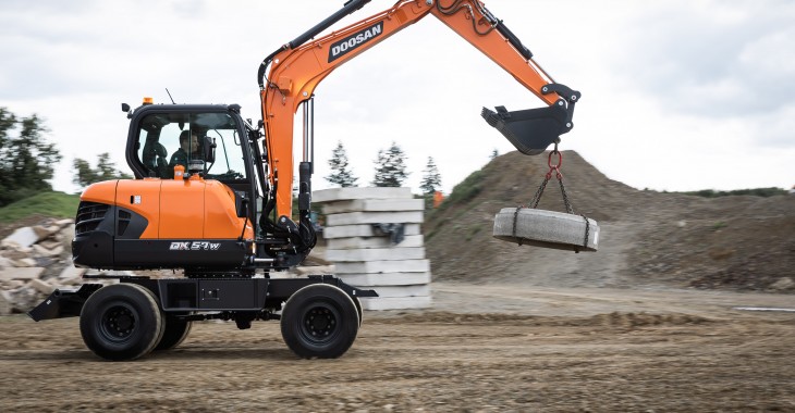 Doosan przedstawia nową koparkę kołową DX57W-7 zgodną z normą Stage V Doosan przedstawia nową koparkę kołową DX57W-7 zgodną z normą Stage V