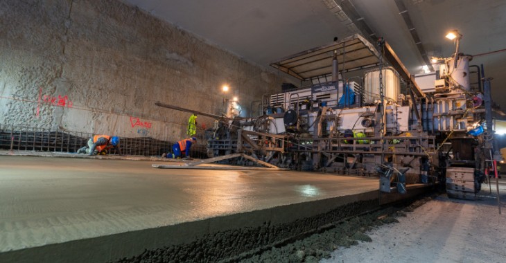Nie tylko układają beton w tunelu Nie tylko układają beton w tunelu
