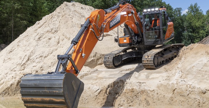Trzy nowe koparki gąsienicowe Doosan 23–25 t zgodne z normą Stage V Trzy nowe koparki gąsienicowe Doosan 23–25 t zgodne z normą Stage V