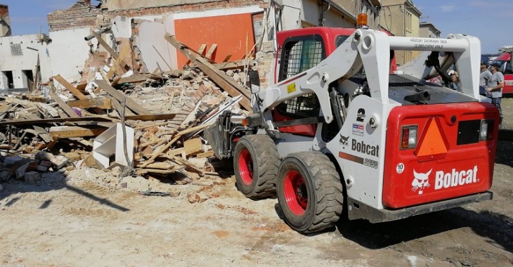 Tornada i powodzie błyskawiczne – ładowarki Bobcat pomagają strażakom Tornada i powodzie błyskawiczne – ładowarki Bobcat pomagają strażakom