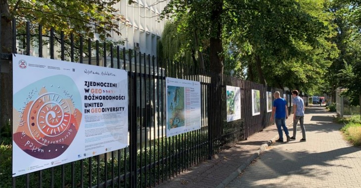 Wystawa plenerowa "Zjednoczeni w georóżnorodności" na ogrodzeniu siedziby PIG-PIB w Warszawie Wystawa plenerowa "Zjednoczeni w georóżnorodności" na ogrodzeniu siedziby PIG-PIB w Warszawie